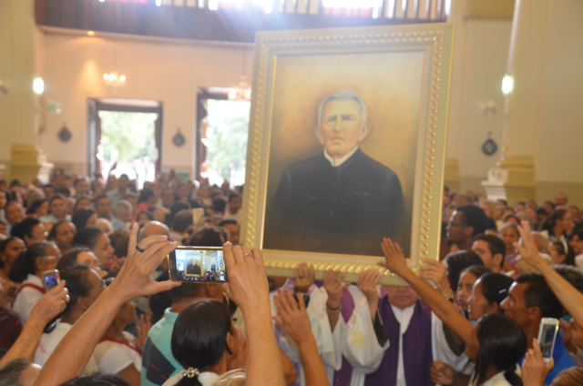 Solenidade de abertura da Porta Santa realizada hoje, 13 de dezembro, na Catedral Nossa Senhora da Penha, em Crato- CE, teve para os fiéis da Diocese de Crato e romeiros do Padre Cícero Romão Batista um significado ainda maior. reconciliação do “Padim Ciço”, como é carinhosamente chamado pelos devotos, com a Igreja Católica.