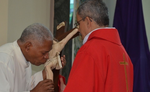 Dom Henrique A. de Lima, CSsR, bispo da Diocese de Dourados, beija a Cruz do Senhor durante a Celebração da Paixão, Catedral de Dourados (2018). Foto: Arquivo/RC