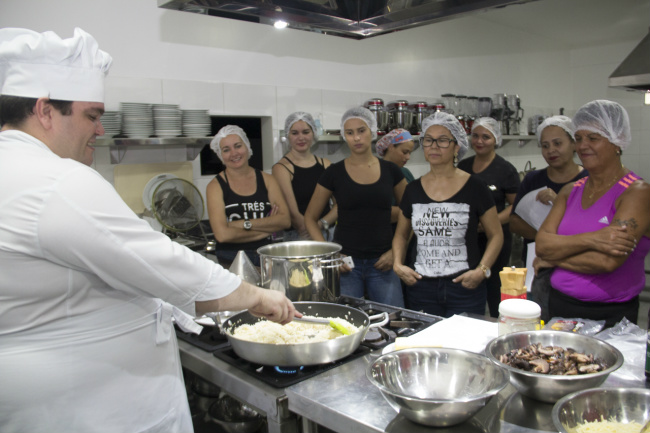 Oficina de Risoto possibilita ao vestibulando o primeiro contato com o curso de Gastronomia. Foto: Unigran
