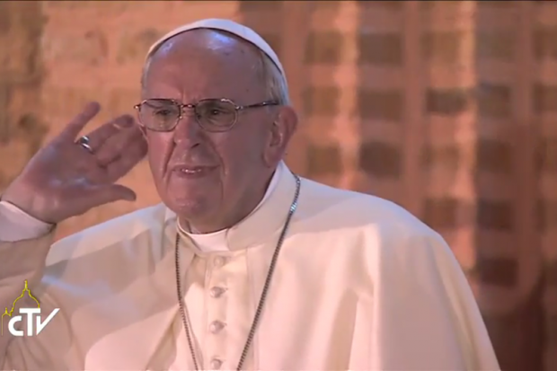 Fonte: Screenshot, CTV, Pope Francis and the Youth, Bangui cathedral, november 29th 2015  Public domain 344a66452ba8316dc6182774c6c6f097bd9ea76d58c4c7340fe4cc5630e38832