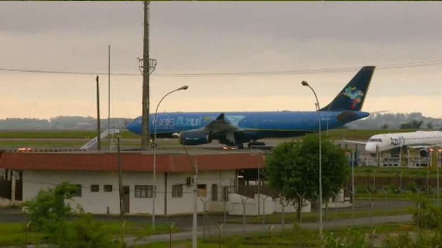 Avião com corpo do apresentador Gugu Liberato pousa no Aeroporto Internacional de Viracopos, em Campinas - Crédito: Reprodução/EPTV
    