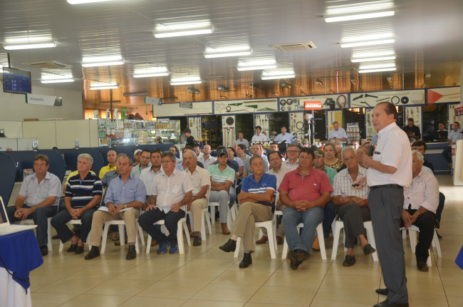 Diretor Presidente da Coamo, Sr. Dr. Aroldo Galassini, durante explanação para cooperados. Foto: Estanislau Sanabria/RC