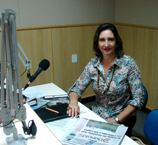 Elizete Comerlato - especialista em psicologia durante entrevista no programa 'Manhã Viva' no Estúdio 2 da Rádio Coração 95,7 FM, em Dourados