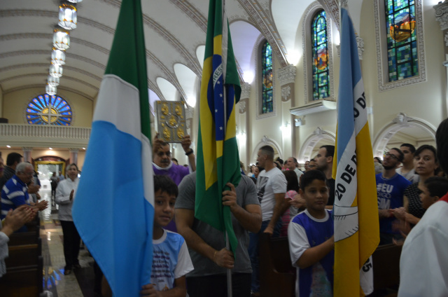 Bandeiras do estado, do país e do município de Dourados, na abertura da missa de ação de graças. 