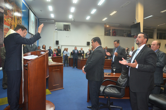 Pe. Marcos Silva da Paróquia Santa Teresinha realizou um momento de oração com os vereadores, juntamente com o pastor Erivelton. Foto: Estanislau Sanabria/RC