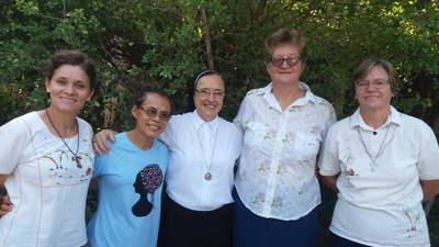 Irmã Maria Inês (ao centro) e as religiosas missionárias no Haiti