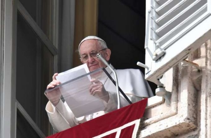 Papa Francisco lê seu discurso ante os fiéis na Praça de São Pedro. Foto: Aci Group