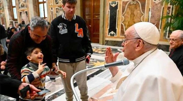O papa saúda uma família que enfrenta uma doença rara / Vatican Media