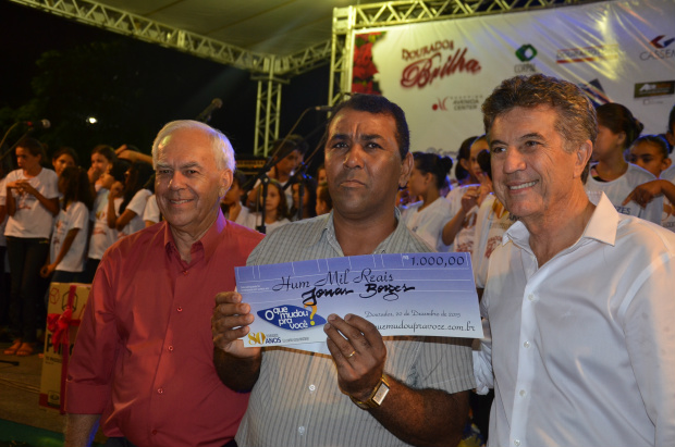 Vice, ganhador e o prefeito Murilo durante a entregada de premiação do Dourados Brilha 2015.