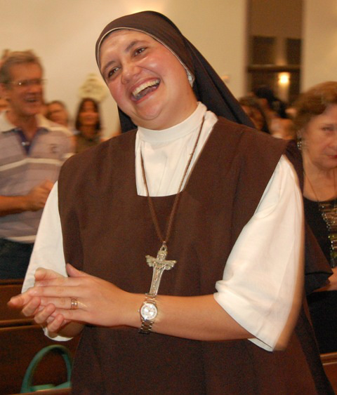 Irmã Keller esteve bastante emocionada durante toda a celebração da Santa Missa de despedida em sua homenagem
