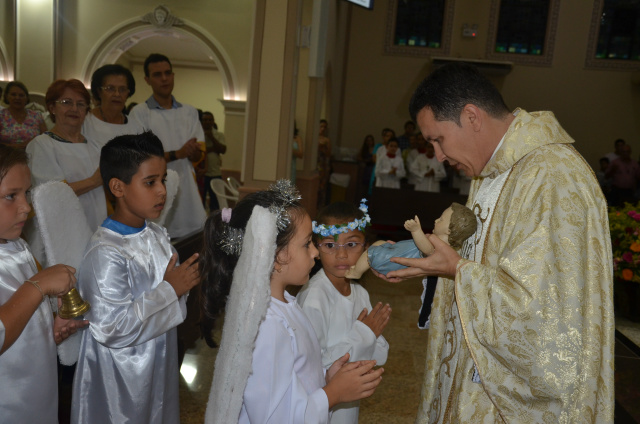 Missa da noite de Natal tem batizado de bebê