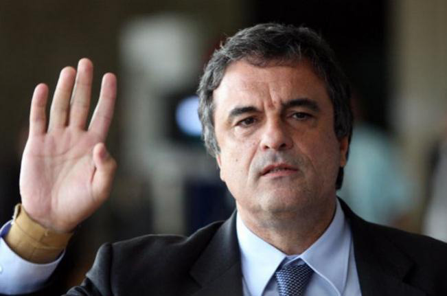 “A Constituição federal diz que ninguém pode ser obrigado a produzir prova contra si próprio. Então, as pessoas podem legitimamente se recusar a fazer o teste do bafômetro”, declarou o ministro da Justiça, José Eduardo Cardozo.