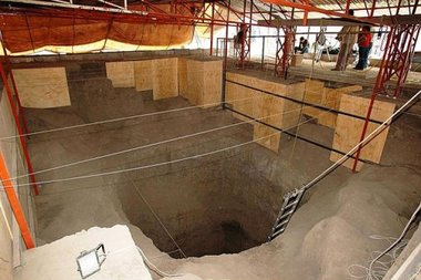 Arqueólogos mexicanos localizaram um complexo subterrâneo sob a pirâmide de Quetzalcoatl, no sítio arqueológico de...