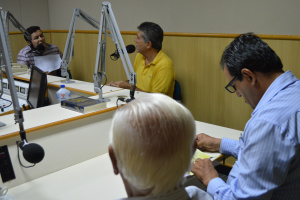 Pe. Crispim(esquerda) entrevista  Murilo Zauith, prefeito municipal de Dourados, que comemora 80 anos em 2015. 