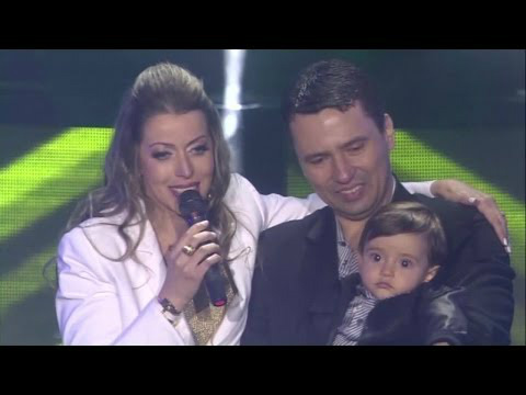 Imagem do vídeo oficial de Adriana Arydes, gravado na Paulinas COMEP. Na foto, seu esposo Fabiano e filho Davi. 
