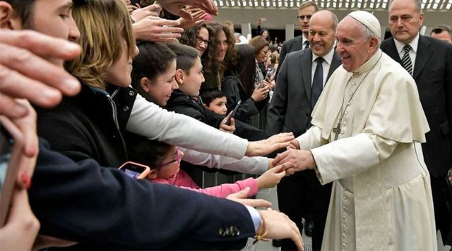 Papa Francisco pede que jovens se libertem do vício em celular