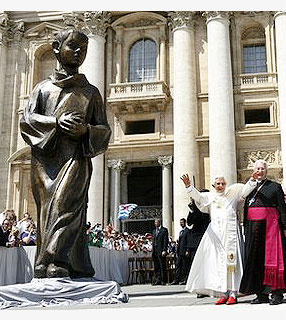 A estátua de São Tarcísio, abençoada pelo Papa e que será colocada junto às Catacumbas de São Calisto