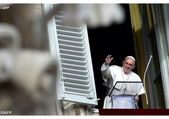 Francisco acena da janela do escritório papal - AFP