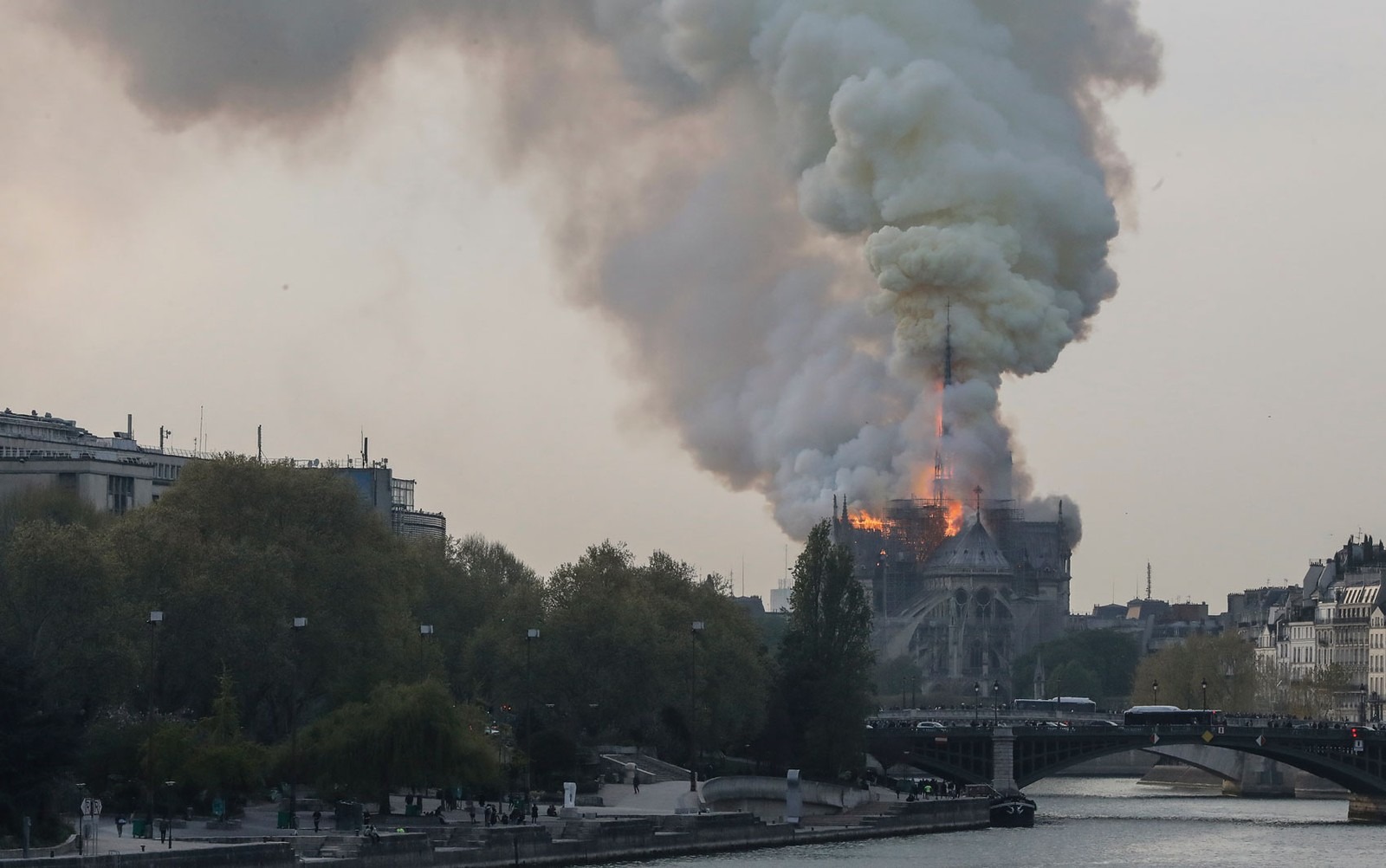 Fogo na Catedral de Notre Dame, em Paris — Foto: AFP/Pierre Galey