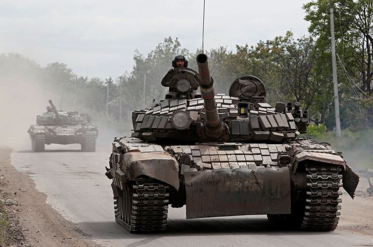 Tanques de tropas pró-Rússia atravessam rua na cidade de Popasna, na região de Luhansk, na Ucrânia - REUTERS/Alexander Ermochenko/Direitos reservados