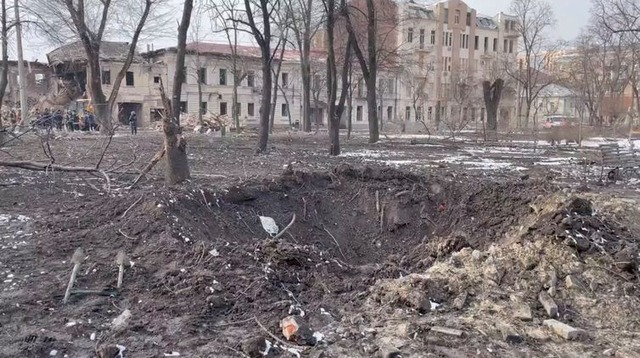 Local atingido por bombardeio durante invasão da Ucrânia pela Rússia - MARIA AVDEEVA