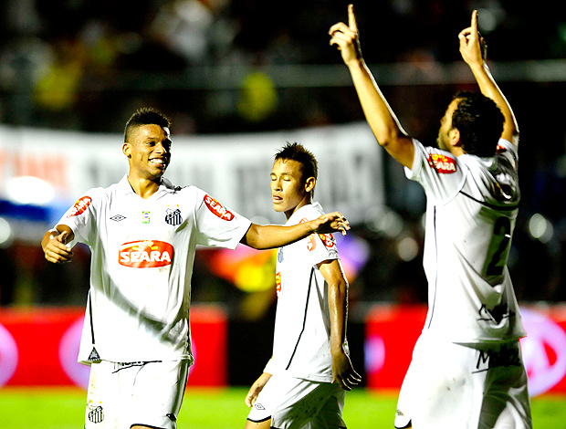 Edu Dracena, apontando o céu, comemora com André e Neymar (Foto: Marcos Ribolli / Globoesporte.com)