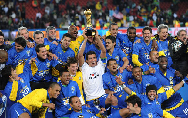Lúcio levanta a taça em 2009: Brasil ganhou R$ 7,3 milhões com o título na África do Sul (Foto: Getty Images)