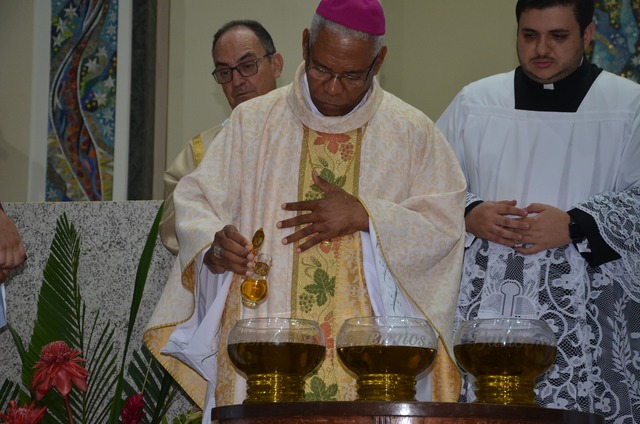 Fotos da 'Missa dos Santos Óleos' na Catedral de Dourados