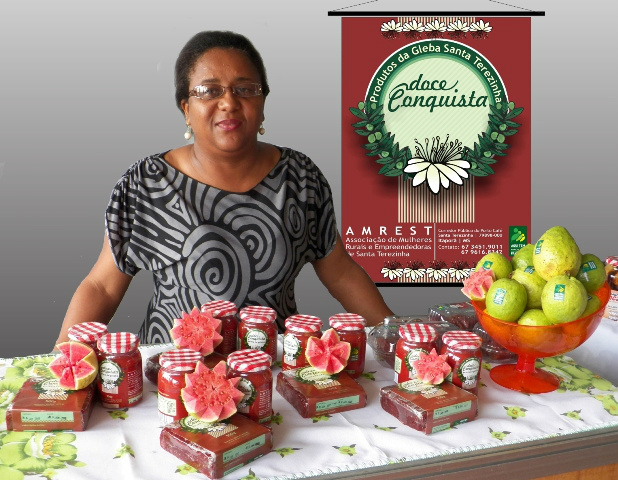 A empreendedora Marluci Pereira da Silva apresenta os produtos “Doce Conquista”, da Gleba de Santa Terezinha