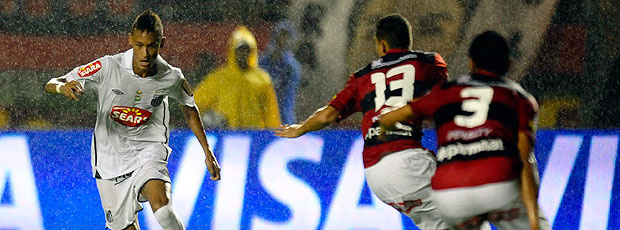 Neymar deixa dois marcadores para trás na final (Foto: Marcos Ribolli / GLOBOESPORTE.COM)