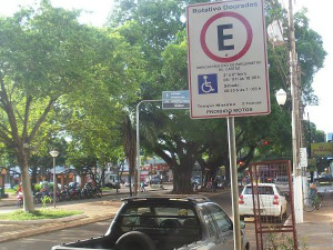Vaga destinada a deficientes na Avenida Presidente Vargas
foto - Cido Costa/DouradosAgpra