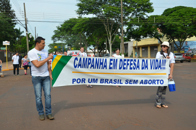 Caminha aconteceu na avenida Marcelino Pires, em Dourados no dia 12/12. Foto : Estanislau Sanábria