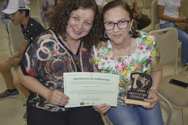 Ozair Sanabria (supervisora de programação) e Elza Araújo (diretora executiva) receberam a homenagem em nome da Rádio Coração. Foto: Gabriel Fernandes/RC