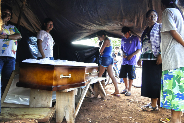 Índios estão revoltados com mortes dentro da reserva; rapaz foi assassinado ontem. (Foto: Hédio Fazan /OPROGRESSO)
