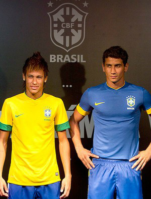 Neymar e Ganso na apresentação da nova camisa
da Seleção Brasileira (Foto: Felipe Dana / AP)