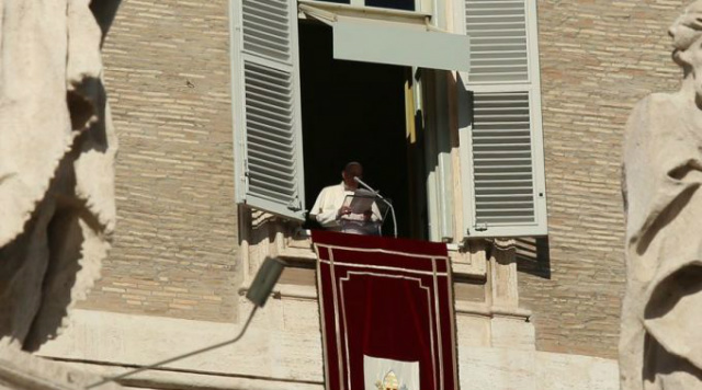O Papa durante a oração do Ângelus. Foto: Alexey Gotovskiy / ACI Prensa