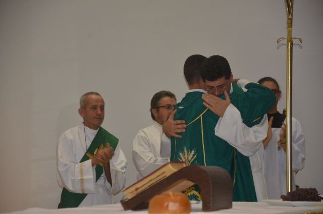 Toninho e Alexandre, os dois Padres da paróquia se abração em momento de muita emoção durante a celebração da santa missa.