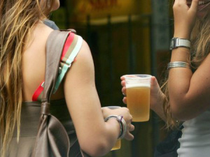 O que está por trás do consumo do álcool entre os jovens?