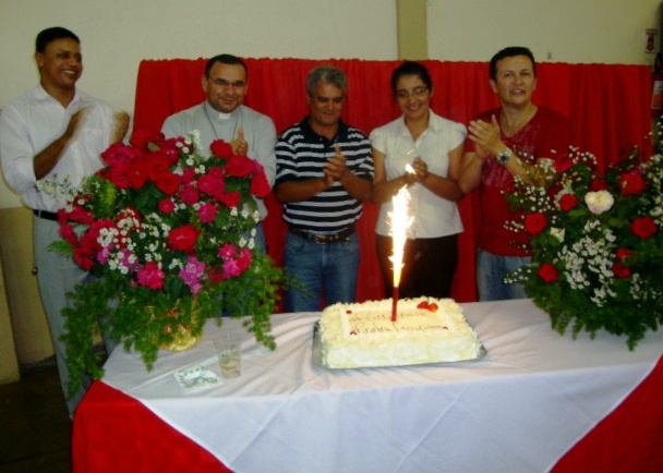 Amigos cantando os Parabéns para o Padre Crispim
