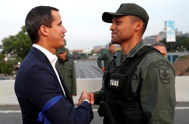 Guaidó diz ter apoio de militares para 'fim à usurpação' na Venezuela e convoca população às ruas
