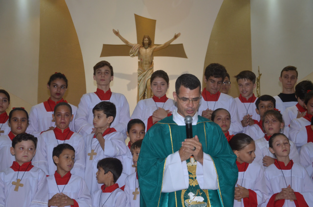 Padre Toninho se despede dos fiéis e é enviado em missão