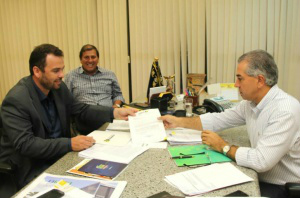 Neto entrega documento ao governador requisitando adiamento as aulas em MS
