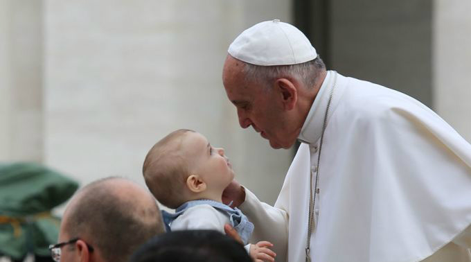 Papa Francisco saúda um menino no Vaticano. Foto: Daniel Ibáñez (ACI Prensa)