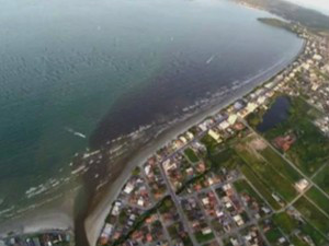 Foto de piloto de ultraleve registrou mancha
na água da praia do Perequê
(Foto: Reprodução/RBS TV)