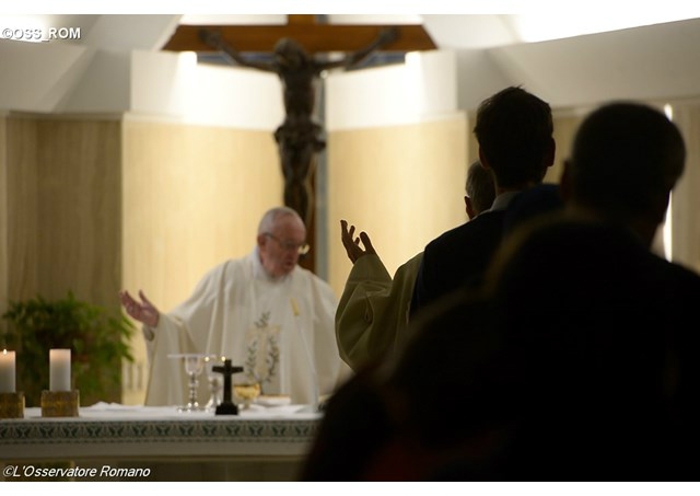 Francisco durante a Missa na Capela da Casa Santa Marta - OSS_ROM