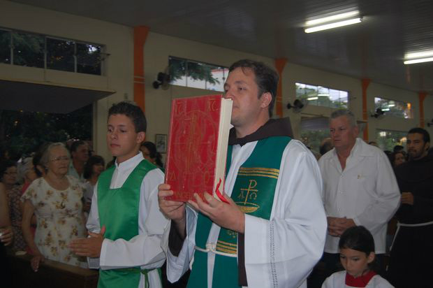 Frei Eterson toma posse como novo pároco em Dourados Frei Eterson toma posse como novo pároco em Dourados