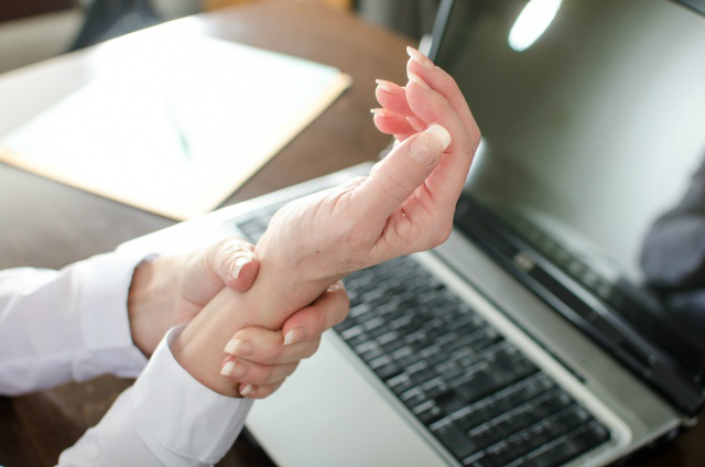 Permanecer muito tempo digitando pode resultar em dor por movimentos repetitivos (Foto: Shutterstock)
