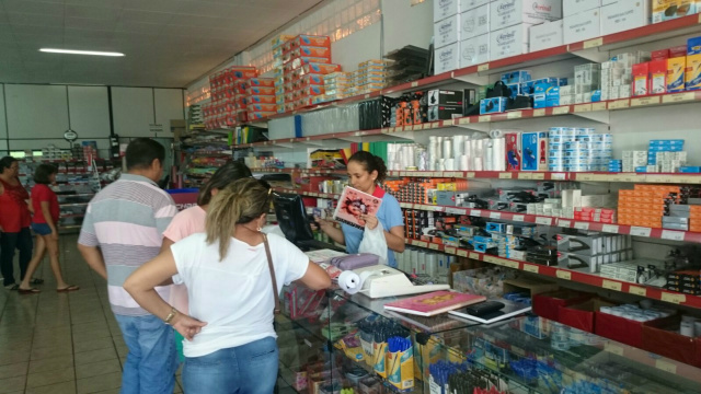 Papelarias já estão movimentadas em Dourados (Foto: Fabiane Dorta)