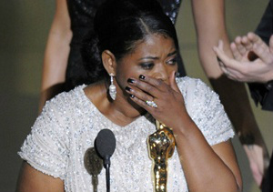 tavia Spencer se emociona ao receber a estatueta
de melhor atriz coadjuvante (Foto: Mark J. Terrill/AP)
