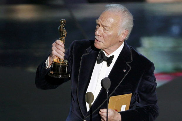 Christopher Plummer discursa após receber o prêmio de ator coadjuvante por 'Toda forma de amor' no Oscar 2012 (Foto: Gary Hershorn/Reuters)

